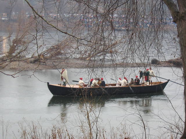 Reenactors cross the river in Durham boats. Photo: Luke Jones from Yucca Valley / CC BY-SA 2.0