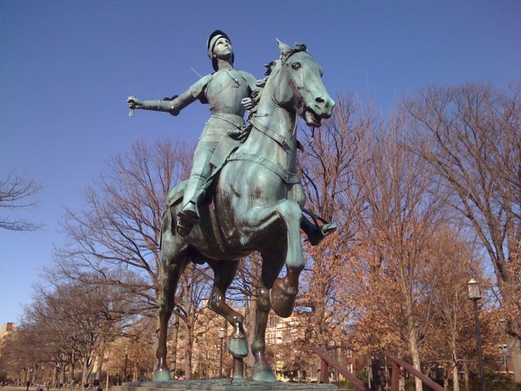 The Equestrian statue of Joan of Arc, seen here while missing its sword. Image by provirse CC BY-SA 3.0.