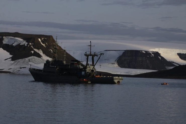 The rubber craft returning to the Altai. Photo courtesy of the Russian Northern Fleet.