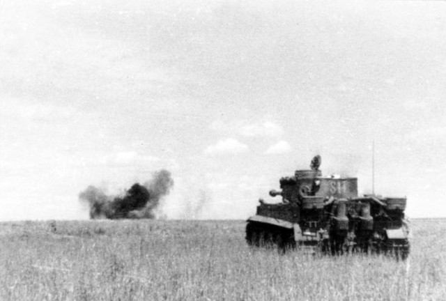 A Tiger tank of the SS division “Das Reich” in action – By Bundesarchiv – CC BY-SA 3.0