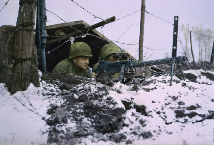 Two airborne troops manning a machine gun in the snow