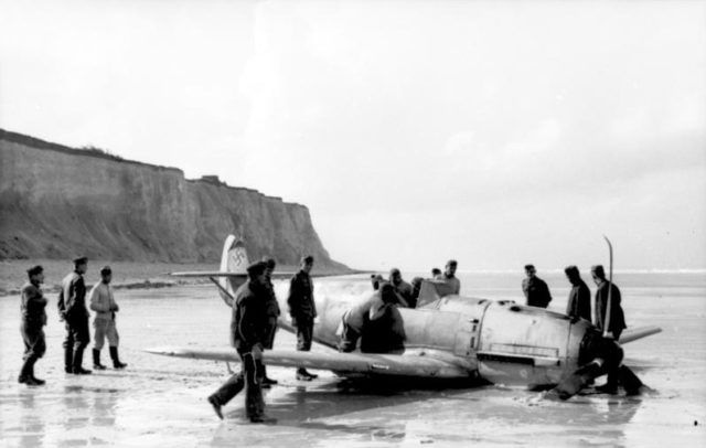 Bf-109 after an emergency landing on its way back to France across the English Channel. 1940. [Bundesarchiv, Bild 101I-344-0741-30 Röder CC-BY-SA 3.0]
