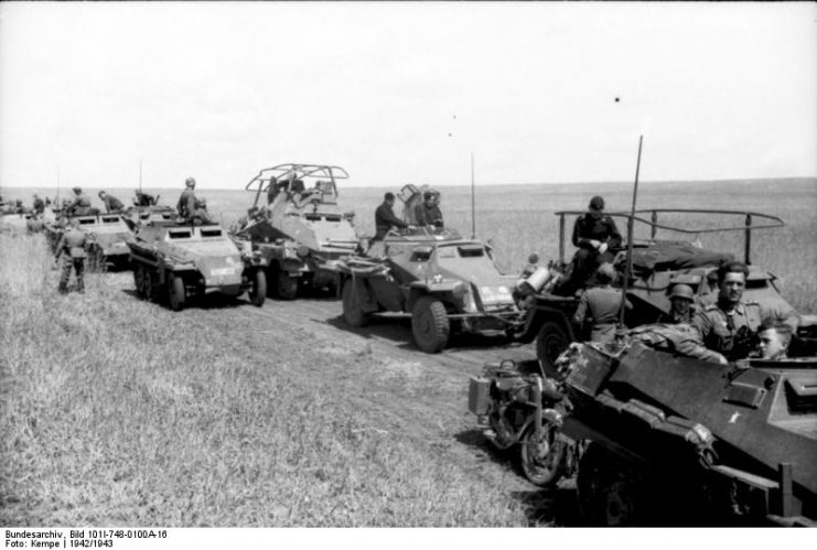 Motorized troops of the Panzergrenadierdivision “Greater Germany”, u.a. light armored infantry fighting vehicle (Sd.Kfz. 250/1, Sd.Kfz. 250/3 radio armored car, Spähpanzer Sd.Kfz. 222, Sd.Kfz. 263).Photo: Bundesarchiv, Bild 101I-748-0100A-16 / Kempe / CC-BY-SA 3.0