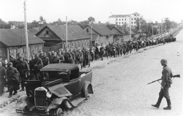 Column of Soviet POWs on the street of Minsk. 2nd July 1941. Bundesarchiv