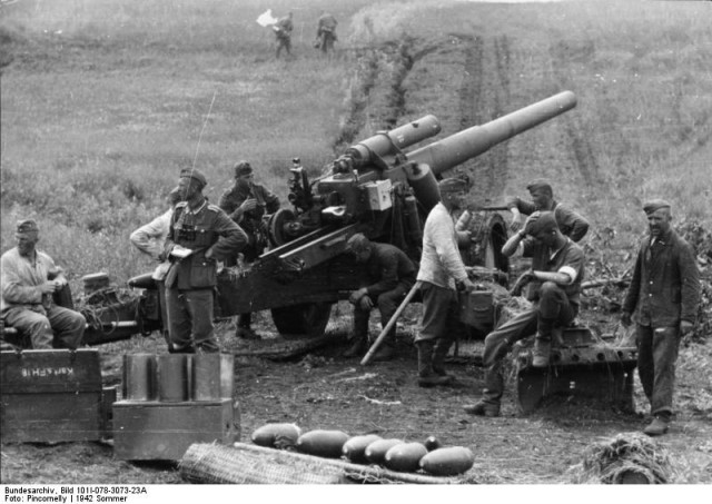 Crew manning an artillery gun in support of operation Citadel – By Bundesarchiv – CC BY-SA 3.0