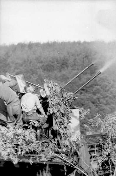 FLAK Vierling gun firing during operation Citadel – By Bundesarchiv – CC BY-SA 3.0