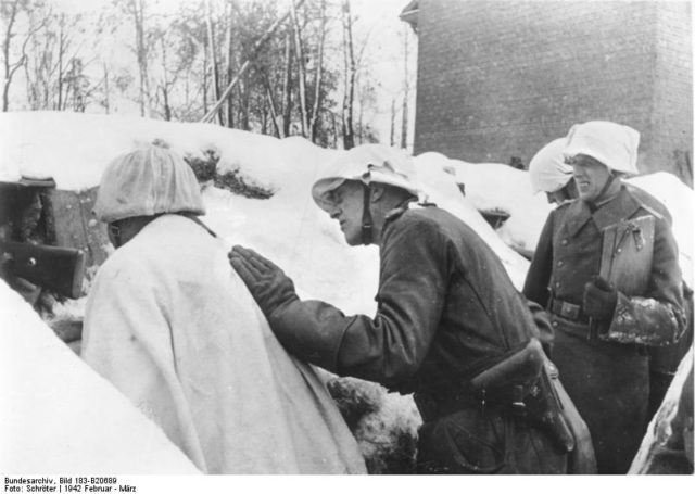 General Lindemann visiting German soldiers in the trenches. Siege of Leningrad [Bundesarchiv, Bild 183-B20689 Schröter CC-BY-SA 3.0]