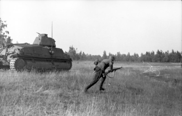 German soldier during advance, beside captured french tank Somua S-35. September 1941. Bundesarchiv