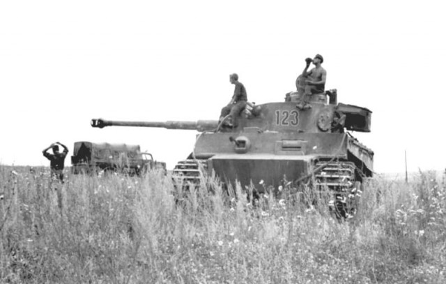 German Soldiers on a Panzer Mk VI Tiger with turret number 123 – By Bundesarchiv – CC BY-SA 3.0