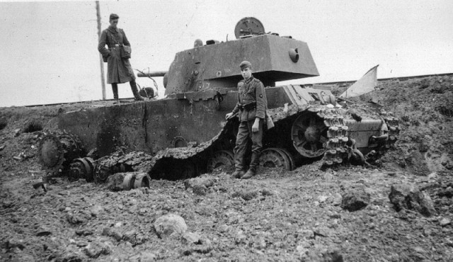 German soldiers with destroyed Soviet tank KW-1 in Kowno. Bundesarchiv