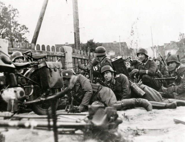 German Soldiers with Mauser Kar98k carbines, standard infantry rifle. 1941. Bundesarchiv