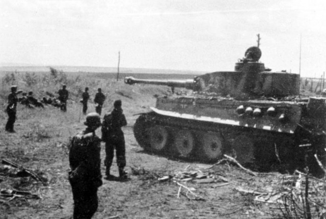Kursk, Panzer Mk VI Tiger and soldiers of the Waffen-SS – By Bundesarchiv – CC BY-SA 3.0