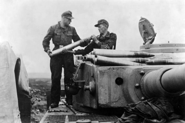 Loading of new shells in a Panzer Mk VI Tiger tank – By Bundesarchiv – CC BY-SA 3.0