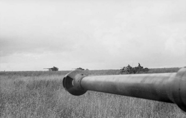 Looking down the barrel of a Panzer MK VI Tiger tank during operation Citadel – By Bundesarchiv – CC BY-SA 3.0