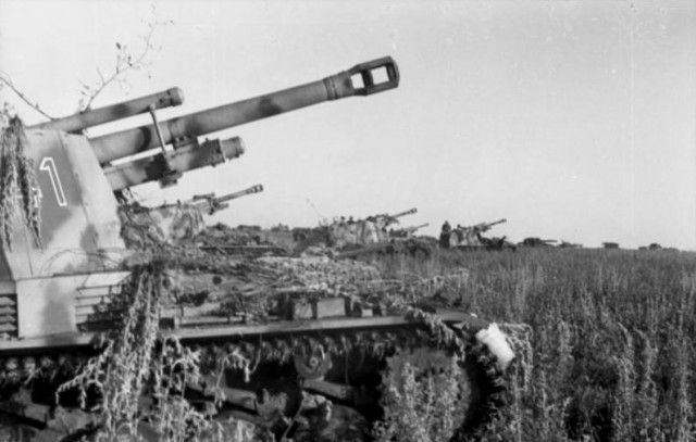 Near Pokrovka, a group of light field howitzers mounted on Panzer Mk II chassis, know as the Wespe or Sd.Kfz. 124 in a field near the frontline. – By Bundesarchiv – CC BY-SA 3.0