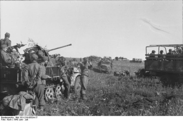 Near Pokrovka, German motorized troops on the left and a light (20mm) FLAK gun mounted on half track on the right. – By Bundesarchiv – CC BY-SA 3.0