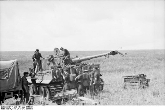 New shells are being loaded on a Panzer Mk VI Tiger – By Bundesarchiv – CC BY-SA 3.0