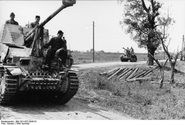 Operation Citadel a Marder III 7,62cm Pak on the chassis of a Czech 38(t). – By Bundesarchiv – CC BY-SA 3.0