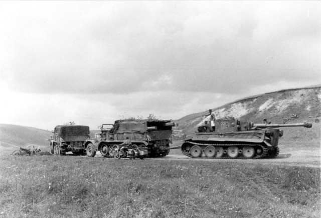 Operation Citadel, a Panzer Mk VI Tiger is being towed by an 18-ton FAMO – By Bundesarchiv – CC BY-SA 3.0