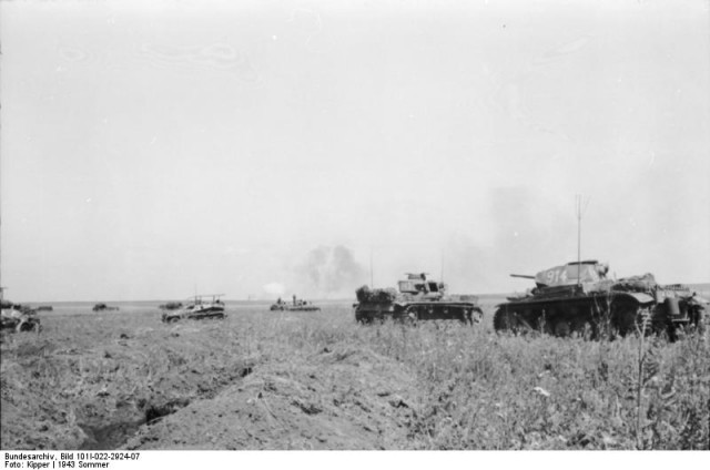 Operation Citadel, Panzer MK III with turret number 943 and in the foreground a Panzer MK II with turret number 914 – By Bundesarchiv – CC BY-SA 3.0