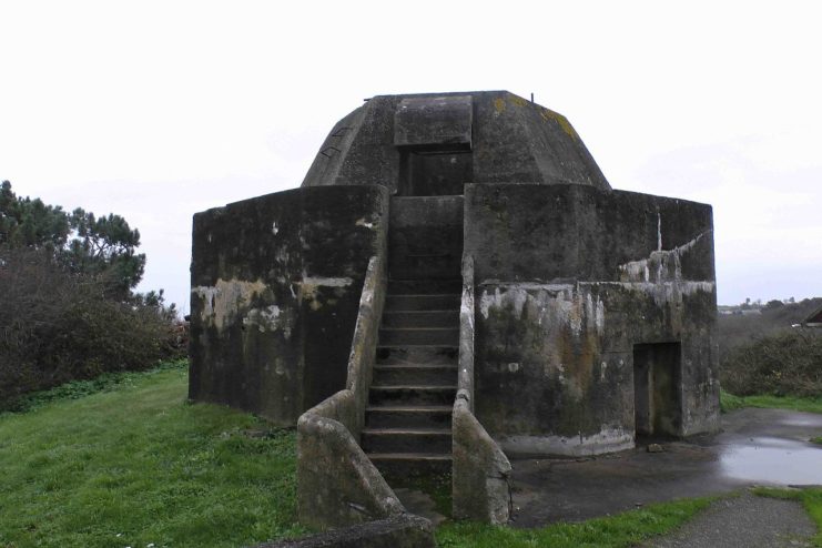 Originally a 2cm anti aircraft position, the base was modified to take a radar antenna for use by Mirus Battery on Guernsey. Image credit – Mwiki3101 CC BY-SA 4.0