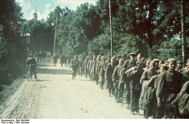 Soviet POWs near Charkov. 1941. Bundesarchiv.