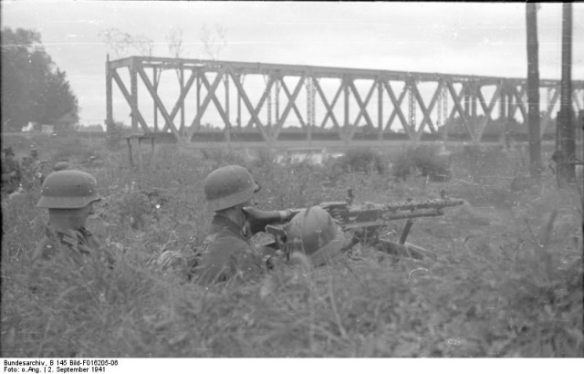 Station of German MG-34 during fights on Ukraine, near bridge over Psel River. 2nd September 1941. Bundesarchiv