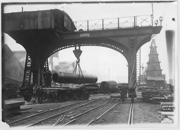 Steelworks of Saint-Etienne load a rear section of a 13.4 inch gun used on the Bretagne class battleships. Image by Opérateur Z CC BY-SA 4.0