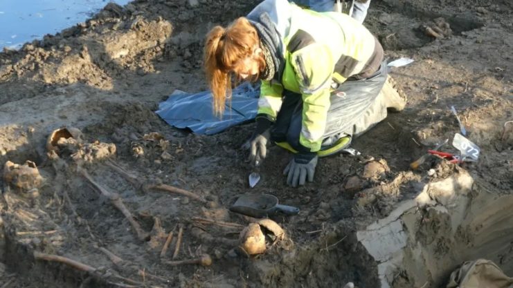 Marks on the bodies in the mass grave have been found, that indicate crude surgical activities. Image credit: Ton van Es – www.devliegendefilmer.nl