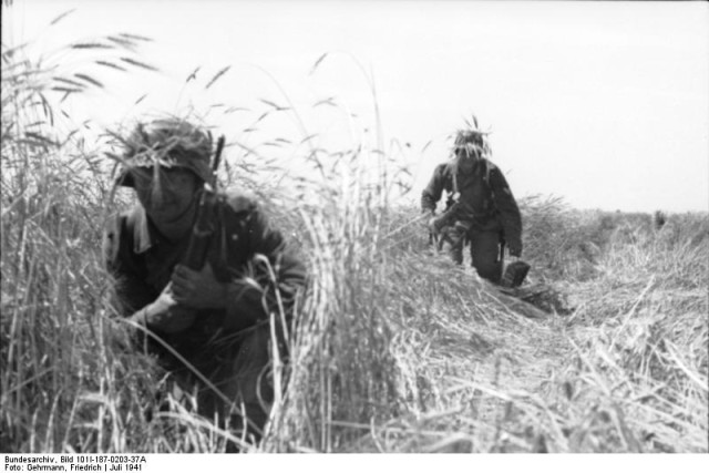 Two German soldiers during the fight in Ukraine, July 1941. Bundesarchiv