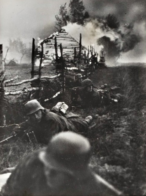 Waffen-SS troops seeking some cover during fights. 1941. Bundesarchiv