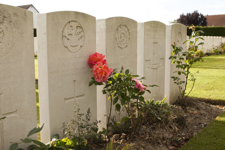 Esquelbecq Military Cemetery. Image by Wernervc CC BY-SA 3.0.