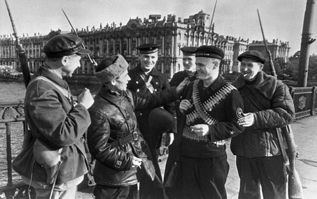 Workers of the Kirov plant and young sailors on the bridge. Defenders of Leningrad during the siege. [RIA Novosti archive, image #308 Boris Kudoyarov CC-BY-SA 3.0]