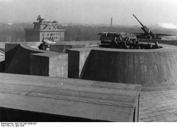 Berlin, Flak guns on the Zoobunker [Bundesarchiv, Bild 183-1987-0508-502 CC-BY-SA 3.0]