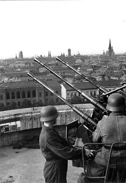 Berlin tower with quad 20 mm FLAK guns [Bundesarchiv, Bild 101I-649-5387-09A CC-BY-SA 3.0]