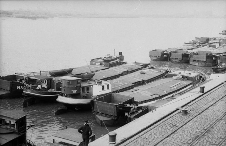 Invasion barges assembled at the German port of Wilhelmshaven. Photo: Bundesarchiv, Bild 101II-MN-1369-10A / CC-BY-SA 3.0