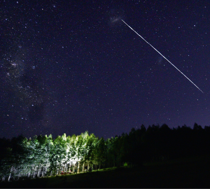 Long-exposure image of Starlink satellites passing over Uruguay