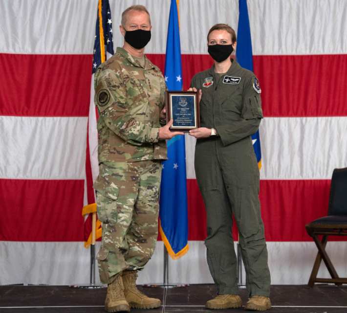 Mark Kelly presenting Taylor Bye with the Air Combat Command Airmanship Award