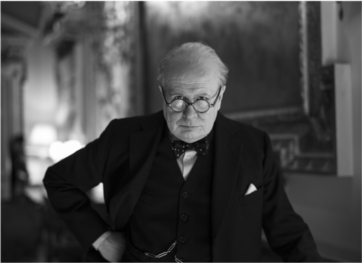 Gary Oldman jako Winston Churchill w filmie „Czas mroku”.