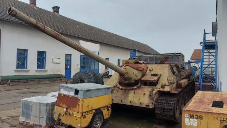 SD-100 parked between two buildings