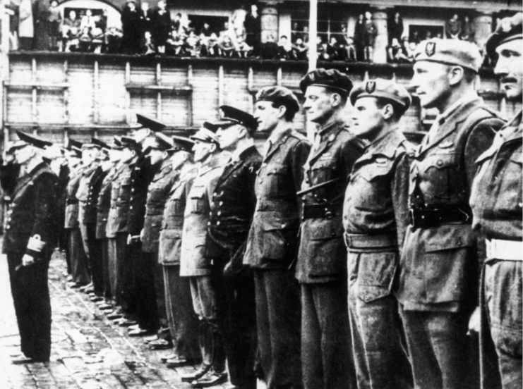 Paddy Mayne (second from the right) stands at attention. 