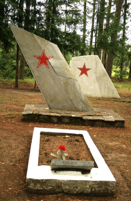 Monuments from the Ämari Pilots’ Cemetery. (Photo Credit: Simka / Wikimedia Commons)