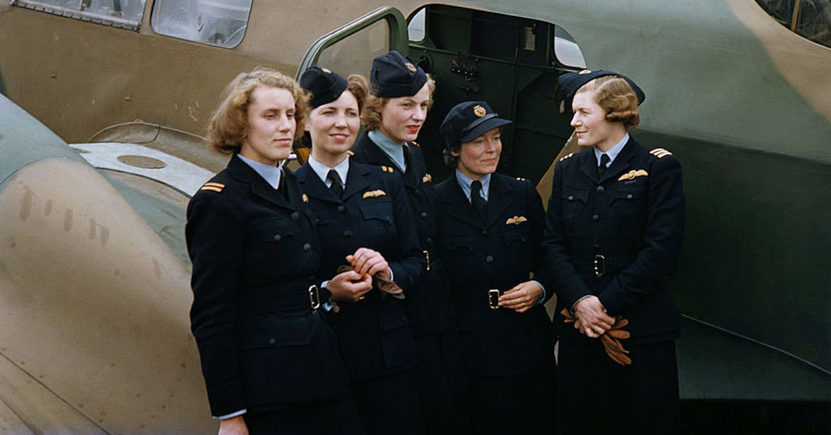 Lettice Curtis, Jenny Broad, Wendy Sale Barker, Gabrielle Patterson and Pauline Gower standing in front of an Airspeed Oxford trainer