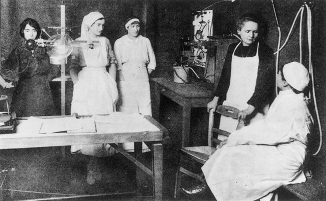 Marie Curie standing with four nurses in her laboratory