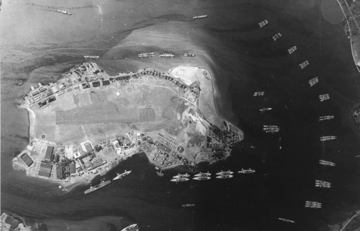 aerial photograph of Pearl Harbor, Hawaii (USA), from 5,250 m (17,200 ft) altitude, looking directly down on East Loch and on the Fleet Air Base on Ford Island. Taken on 3 May 1940, after the conclusion of Fleet Problem XXI