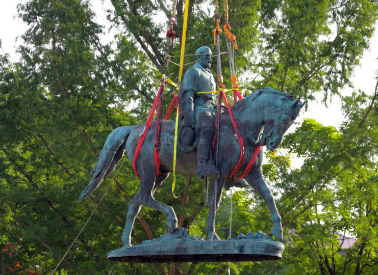 Robert E. Lee statue being lifted into the air by a crane