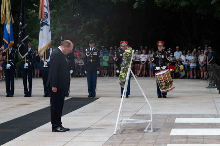 Ben Wallace bowing in front of a wreath during the ceremony at the Tomb of the Unknown Soldier