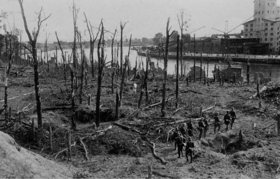 Photo Credit: Bundesarchiv, Bild 183-2008-0513-500 / Wikimedia Commons CC BY-SA 3.0 de