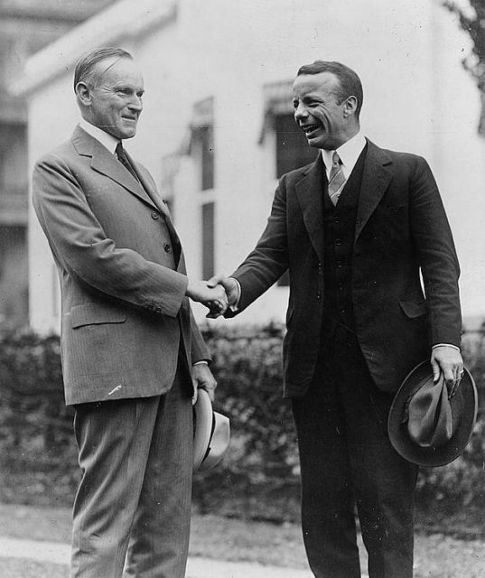 Calvin Coolidge and Ted Roosevelt Jr shaking hands 