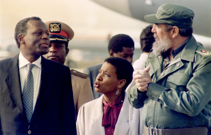 Cuban President Fidel Castro (R) receiving Angola's Jose Eduardo Dos Santos (L) at the Jose Marti International Airport in Havana